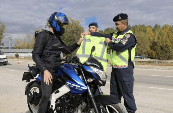 Motosiklet, bisiklet ve scooter sürücülerine reflektif yelek zorunluluğu